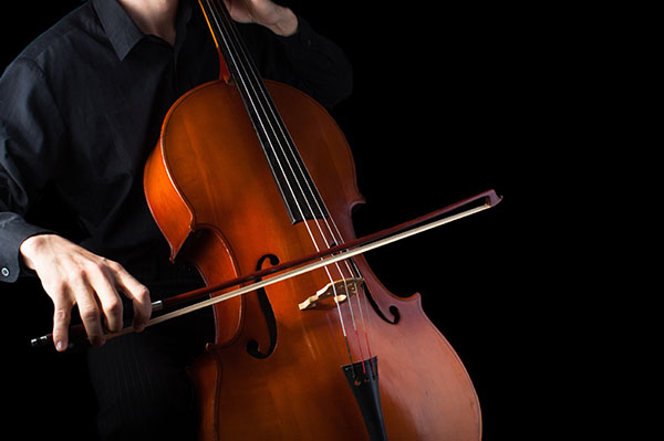 women playing the violin